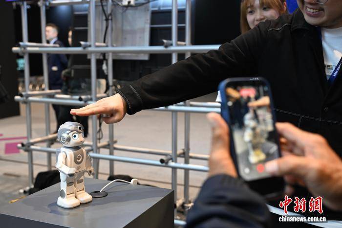 皇冠手机管理端登录_首届香港国际AI艺术节“遇见未来”