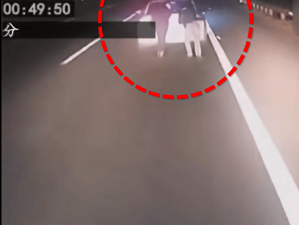 皇冠hga030_一新能源汽车高速上电量耗尽皇冠hga030，2人慢车道上推车被撞身亡，距服务区约500米