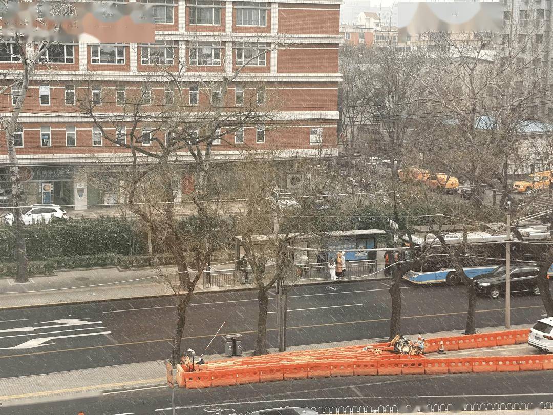 足球平台出租 _北京下雪啦!可能要下到前半夜足球平台出租 ,道路结冰黄色预警中