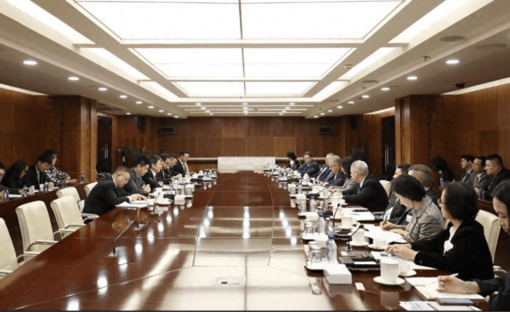 皇冠信用网在线申请
_美方代表团来到北京皇冠信用网在线申请
,跟李成钢部长直接对上线,说起话来客客气气的